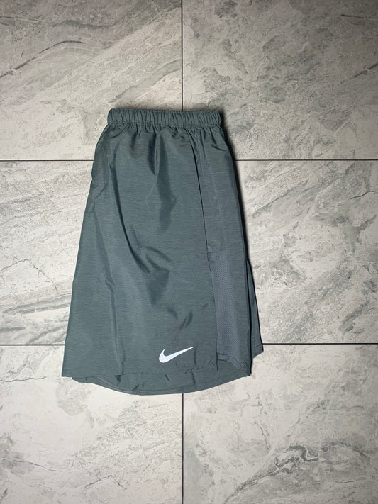 Nike challenger shorts 7”